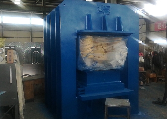 Συγκεντρωμένος 15kw 2500T χάλυβα υδραυλικός Τύπος μηχανών πορτών αποτυπώνοντας σε ανάγλυφο